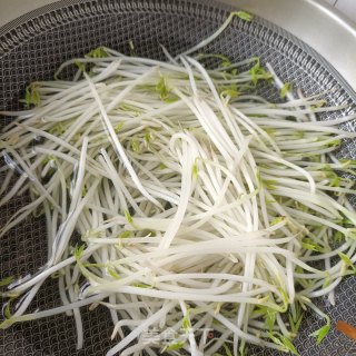 “鸡蛋”蛋皮拌绿豆芽的做法步骤：3