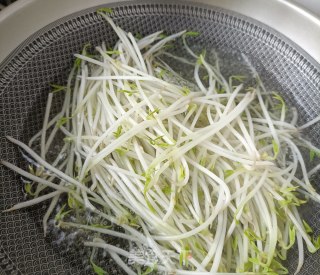 “鸡蛋”蛋皮拌绿豆芽的做法步骤：4