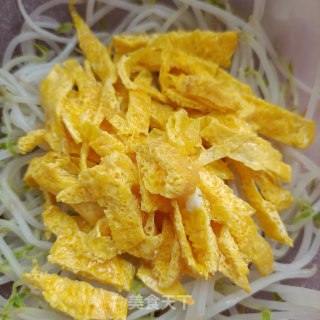 “鸡蛋”蛋皮拌绿豆芽的做法步骤：11