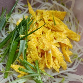“鸡蛋”蛋皮拌绿豆芽的做法步骤：12