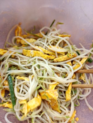 “鸡蛋”蛋皮拌绿豆芽的做法步骤：17