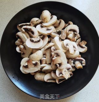 小炒口蘑的做法步骤：2