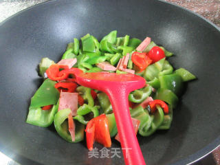烤火腿炒三椒的做法步骤：5
