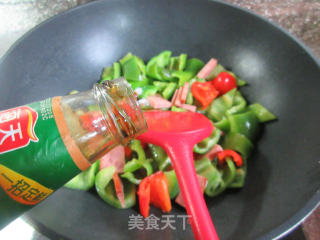 烤火腿炒三椒的做法步骤：7