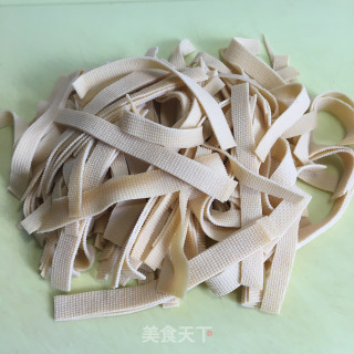 蒜蓉浇汁豆皮的做法步骤：1