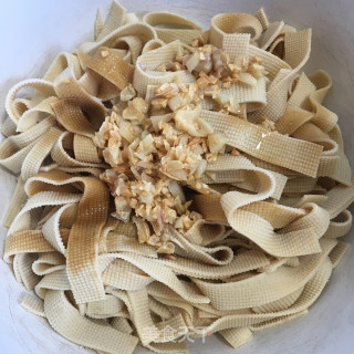 蒜蓉浇汁豆皮的做法步骤：6