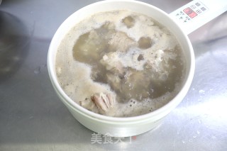 清香软糯的腔骨芋头汤的做法步骤：1