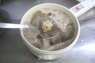 清香软糯的腔骨芋头汤的做法步骤：2