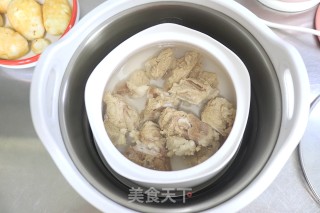 清香软糯的腔骨芋头汤的做法步骤：4