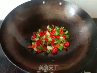 青红椒炒荷包蛋的做法步骤：4