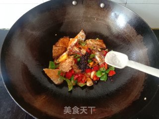 青红椒炒荷包蛋的做法步骤：8