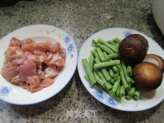 香菇四季豆炒鸡腿肉丁的做法步骤：1