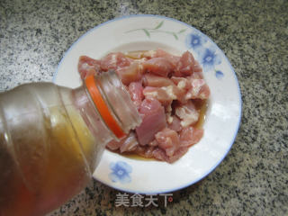 香菇四季豆炒鸡腿肉丁的做法步骤：2
