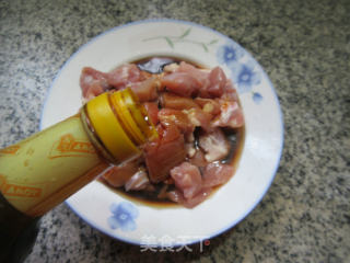 香菇四季豆炒鸡腿肉丁的做法步骤：3