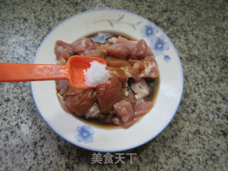 香菇四季豆炒鸡腿肉丁的做法步骤：4