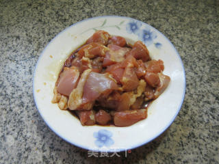 香菇四季豆炒鸡腿肉丁的做法步骤：5