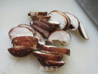 香菇四季豆炒鸡腿肉丁的做法步骤：6