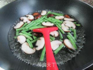 香菇四季豆炒鸡腿肉丁的做法步骤：7