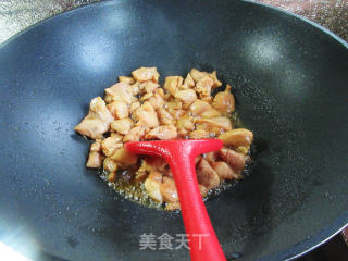 香菇四季豆炒鸡腿肉丁的做法步骤：8