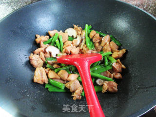 香菇四季豆炒鸡腿肉丁的做法步骤：9