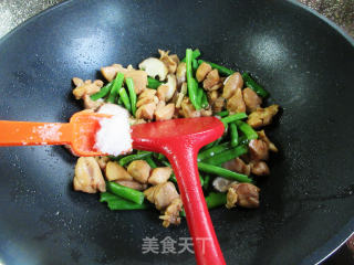 香菇四季豆炒鸡腿肉丁的做法步骤：10