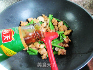 香菇四季豆炒鸡腿肉丁的做法步骤：11