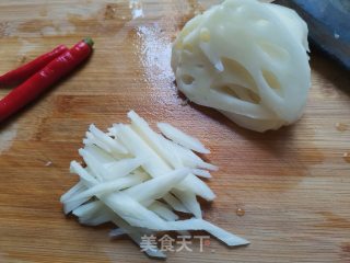 韭菜花炒藕丝的做法步骤：2