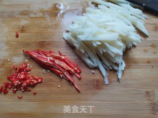 韭菜花炒藕丝的做法步骤：3