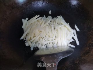 韭菜花炒藕丝的做法步骤：4