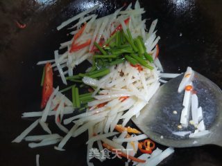 韭菜花炒藕丝的做法步骤：7