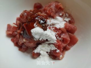 香菜炒牛肉的做法步骤：1