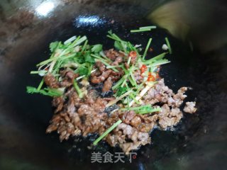香菜炒牛肉的做法步骤：6