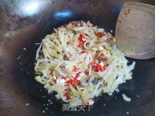 韭菜花榨菜丝炒肉的做法步骤：7