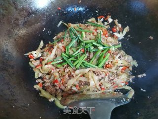 韭菜花榨菜丝炒肉的做法步骤：9