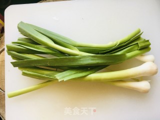 蒜苗炒腊肉的做法步骤：1