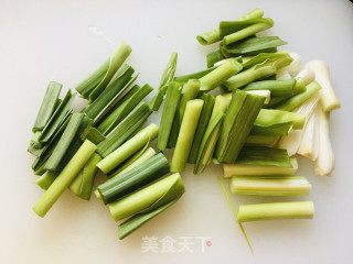 蒜苗炒腊肉的做法步骤：2