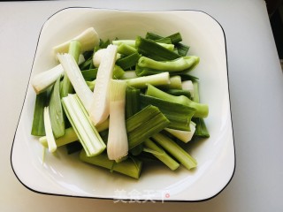 蒜苗炒腊肉的做法步骤：3