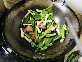蒜苗炒腊肉的做法步骤：6