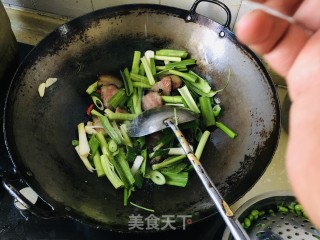 蒜苗炒腊肉的做法步骤：8