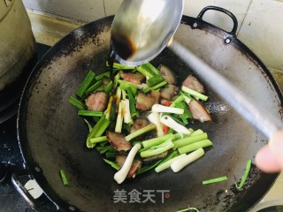 蒜苗炒腊肉的做法步骤：9