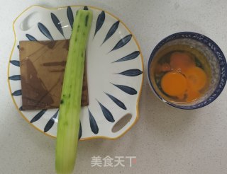 黄瓜鸡蛋炒香干的做法步骤：1