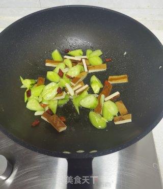 黄瓜鸡蛋炒香干的做法步骤：7