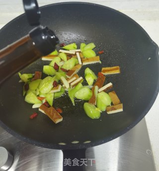 黄瓜鸡蛋炒香干的做法步骤：8