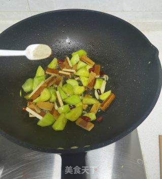 黄瓜鸡蛋炒香干的做法步骤：9
