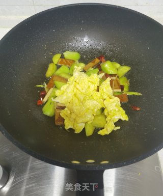 黄瓜鸡蛋炒香干的做法步骤：10