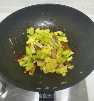 黄瓜鸡蛋炒香干的做法步骤：11