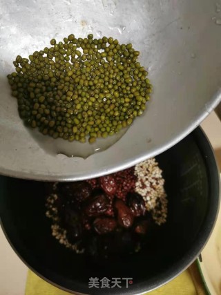 红豆薏米红枣水的做法步骤：7