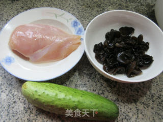 黑木耳黄瓜拌鸡胸肉的做法步骤：1
