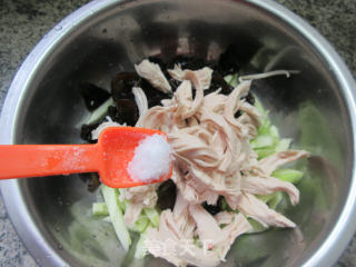 黑木耳黄瓜拌鸡胸肉的做法步骤：11