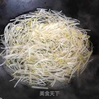 蛋皮拌豆芽的做法步骤：1